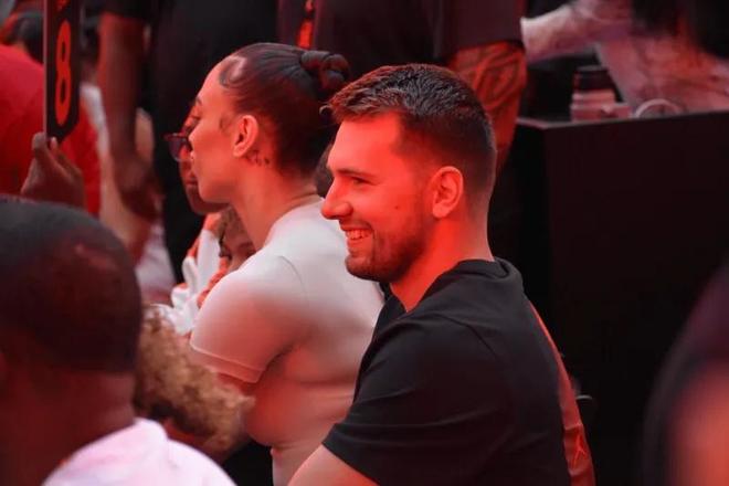 开云体育东契奇重返赛场，反败为胜首场状态出色，巴黎圣日耳曼观众沸腾！的简单介绍