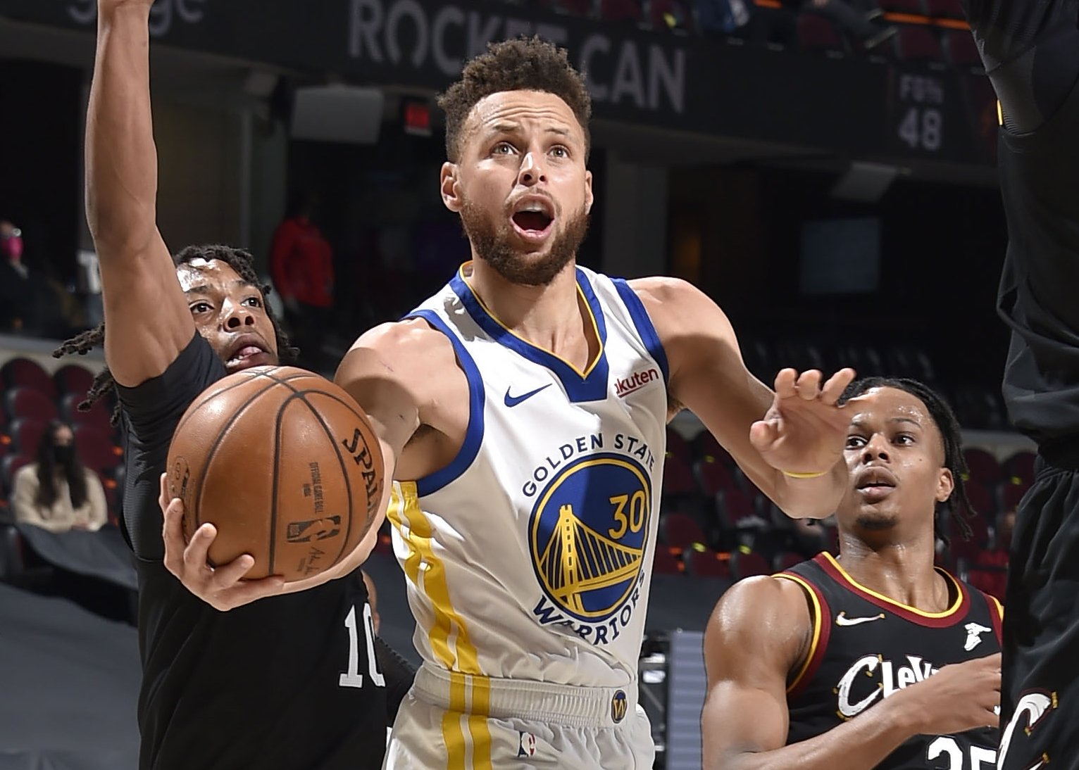 KY Sports包含里程碑夜！夏洛特黄蜂豪取连胜；欧联赛后刷纪录；气氛紧张；身体对抗强度拉满的词条